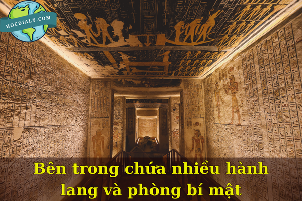 Bên trong chứa nhiều hành lang và phòng bí mật